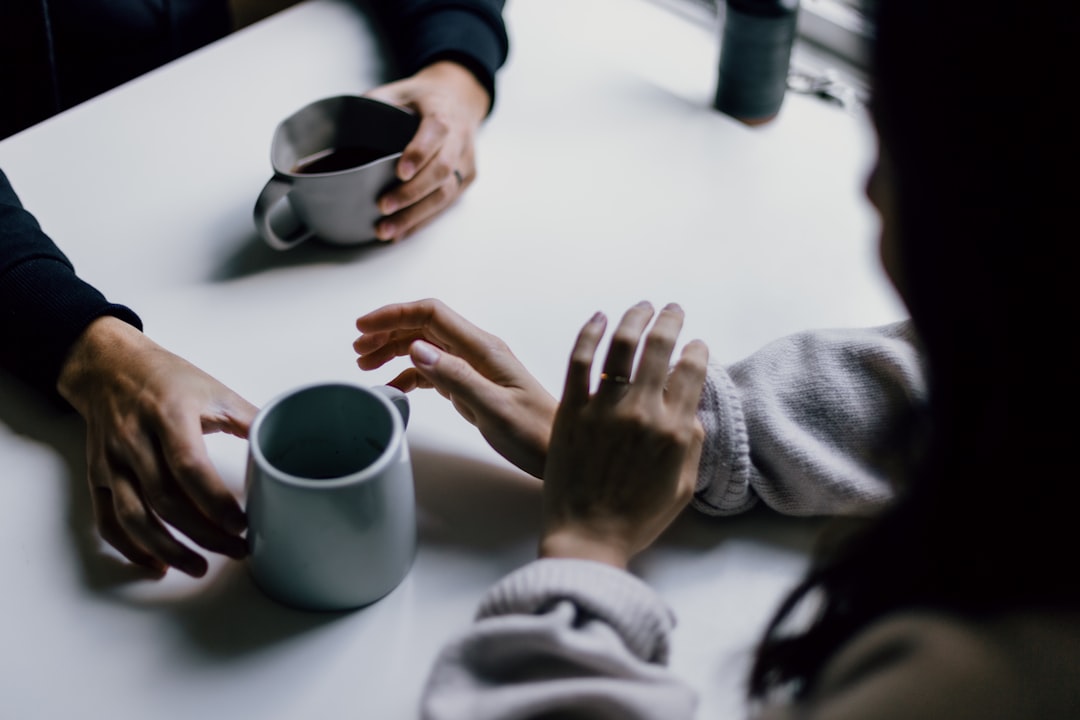 女性が会話中に席を替えたがる心理と誠実な聞き方